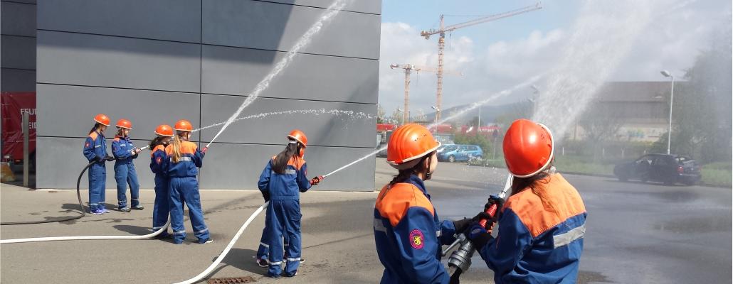 Stadt Heidelberg: Wasser marsch: Beim Girls‘ Day hatten die Mädchen bei der Heidelberger Berufsfeuerwehr viel Spaß.