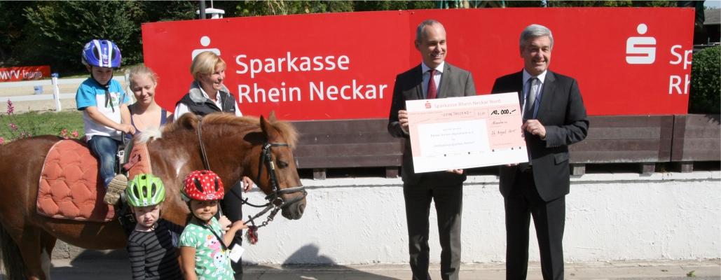 K1024 Scheckuebergabe therapeutisches Reiten