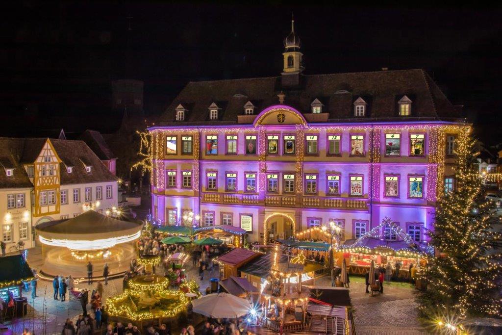 Weihnachtsmarkt Neustadt Fotomontage mit Adventskalender 2019 Foto T. Schimmele Collage R. Hauck